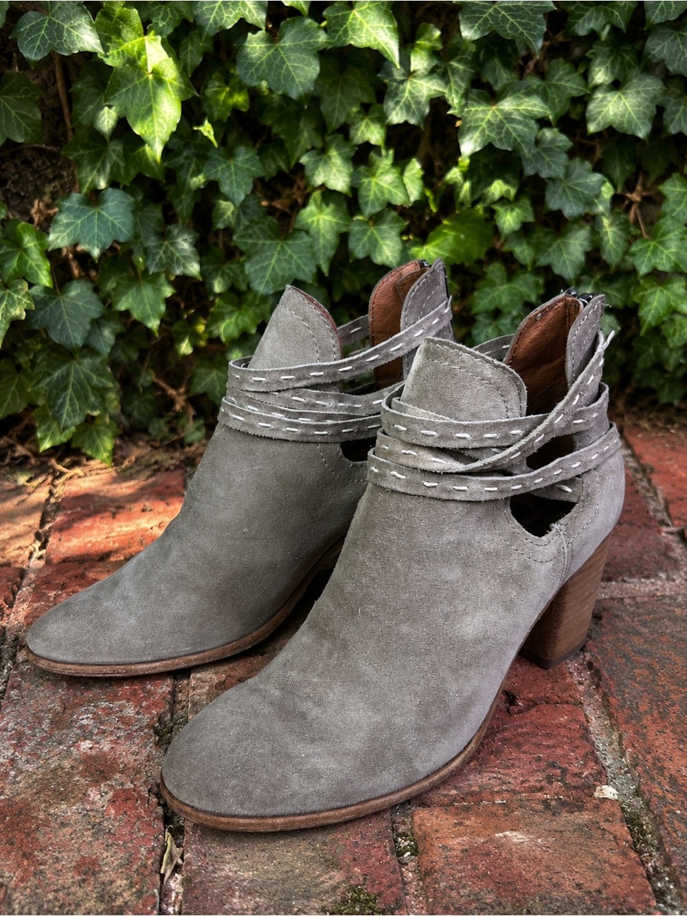 FRYE Buff Suede Naomi Pickstitch Zip Back Stacked Heel Shootie, 6.5